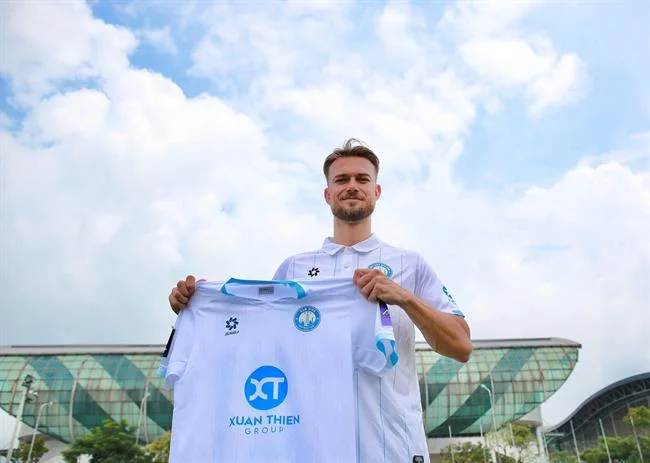 Hình ảnh một người đang giữ bình tĩnh và tập trung, minh họa tầm quan trọng của kiểm soát cảm xúc khi chơi game tại helo888 game bài