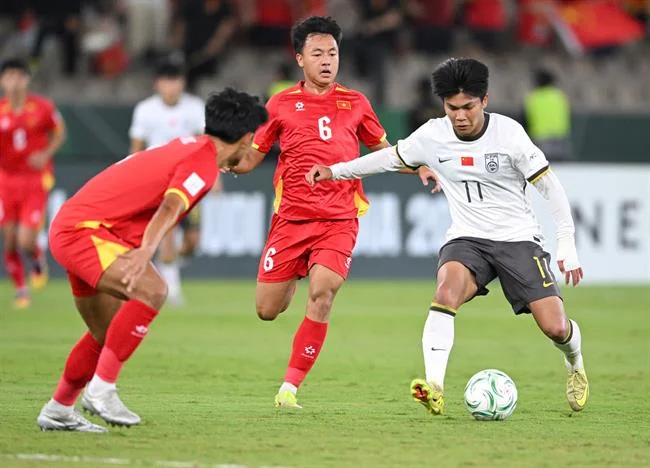 Hình ảnh minh họa về quyền riêng tư và bảo mật dữ liệu người dùng tại helo888 game bài, với tông màu đỏ và vàng chủ đạo.